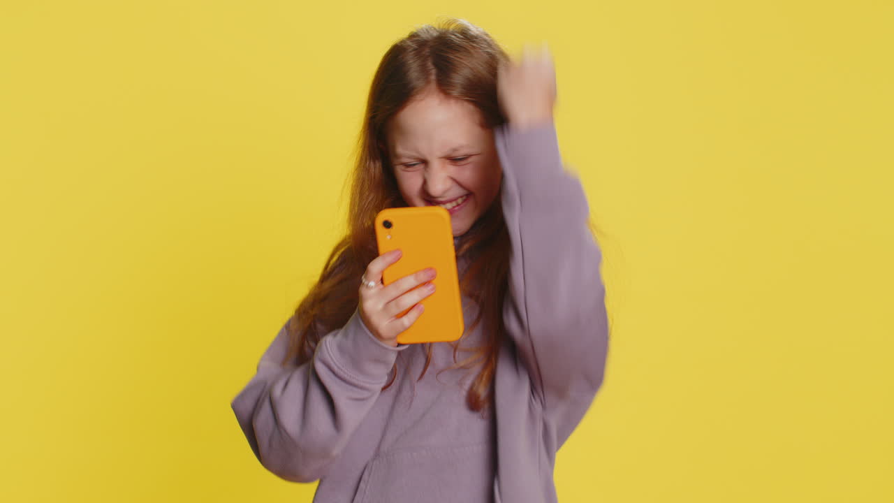 아이 소녀 아이 휴대폰 스마트폰 브라우징 사용 와우 예 발견 훌륭한 승리 좋은 소식 축하