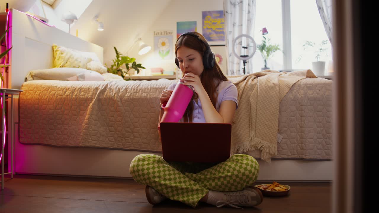 una adolescente estudiando en su dormitorio
