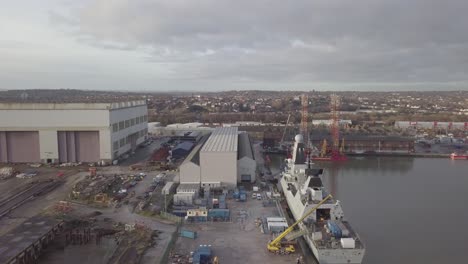 Cammell-Laird-Britische-Industriewerft-Luftbild-Wartung-Militärisches-Marineschiff-Birkenhead-Skyline-Dolly-Rechts