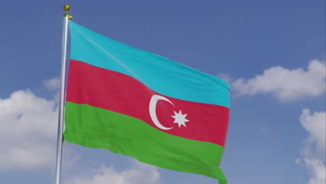 Bandera-De-Azerbaiyán-Moviéndose-En-El-Viento-Con-Un-Cielo-Azul-Claro-En-El-Fondo,-Nubes-Moviéndose-Lentamente,-Asta-De-Bandera,-Cámara-Lenta