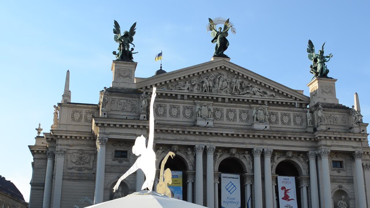 Exterior del Teatro de Ópera y Ballet de Leópolis. La escultura central es la Victoria, la de la izquierda es la Música, la figura de la derecha es la Comedia y el Drama. Leópolis, Ucrania