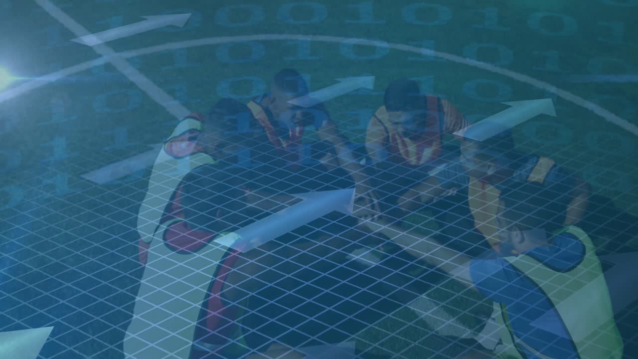 procesamiento de datos de codificación binaria y flechas contra el equipo de jugadores de fútbol masculinos que forman una pila de manos