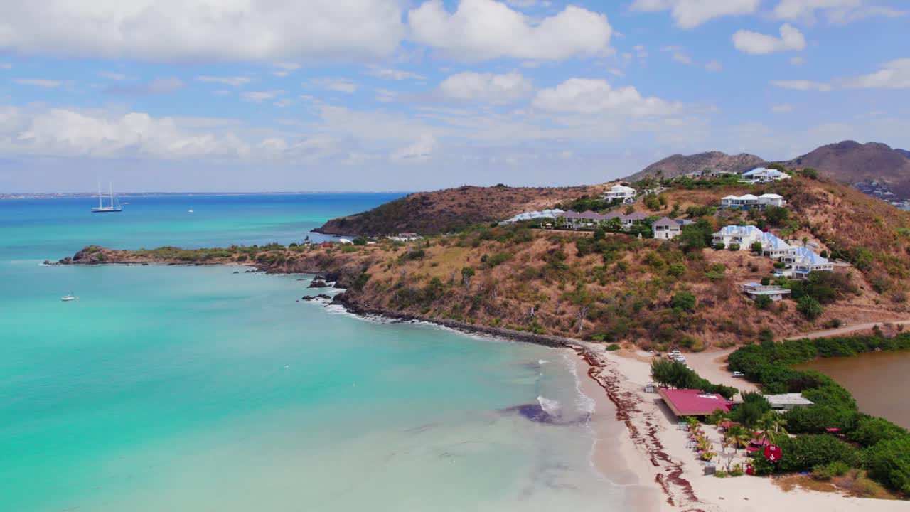 Ampia veduta aerea delle baie tropicali a Saint Martin