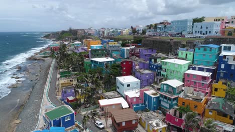 la perla en san juan puerto rico filmado con un dron cinematográfico con el gran cielo sobre los edificios