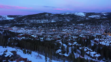 Vorstadthäuser-Und-Ländliche-Bauernhoffelder-Im-Winterschnee-Bei-Buntem-Sonnenuntergang