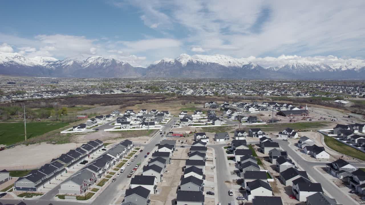 vista aérea del área del vecindario de lehi city con fondo de montañas nevadas, utah