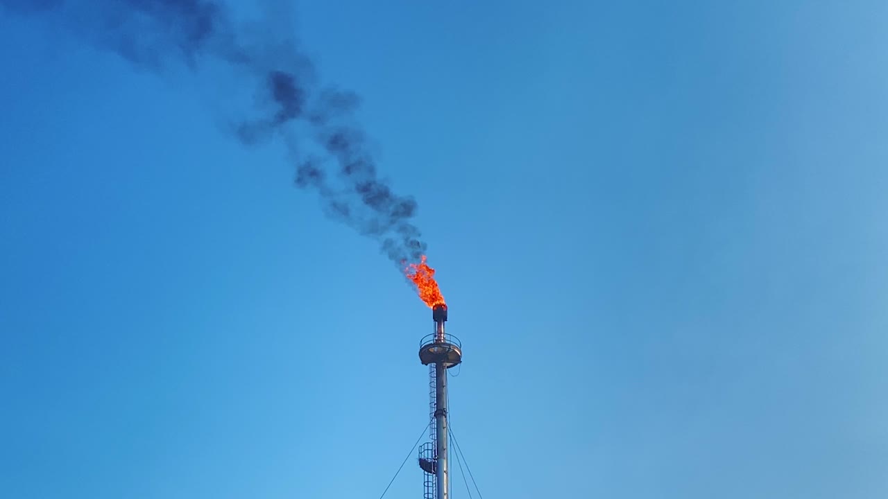 천연가스 공장 굴뚝에서 발사되는 거대한 화염의 드론 클립