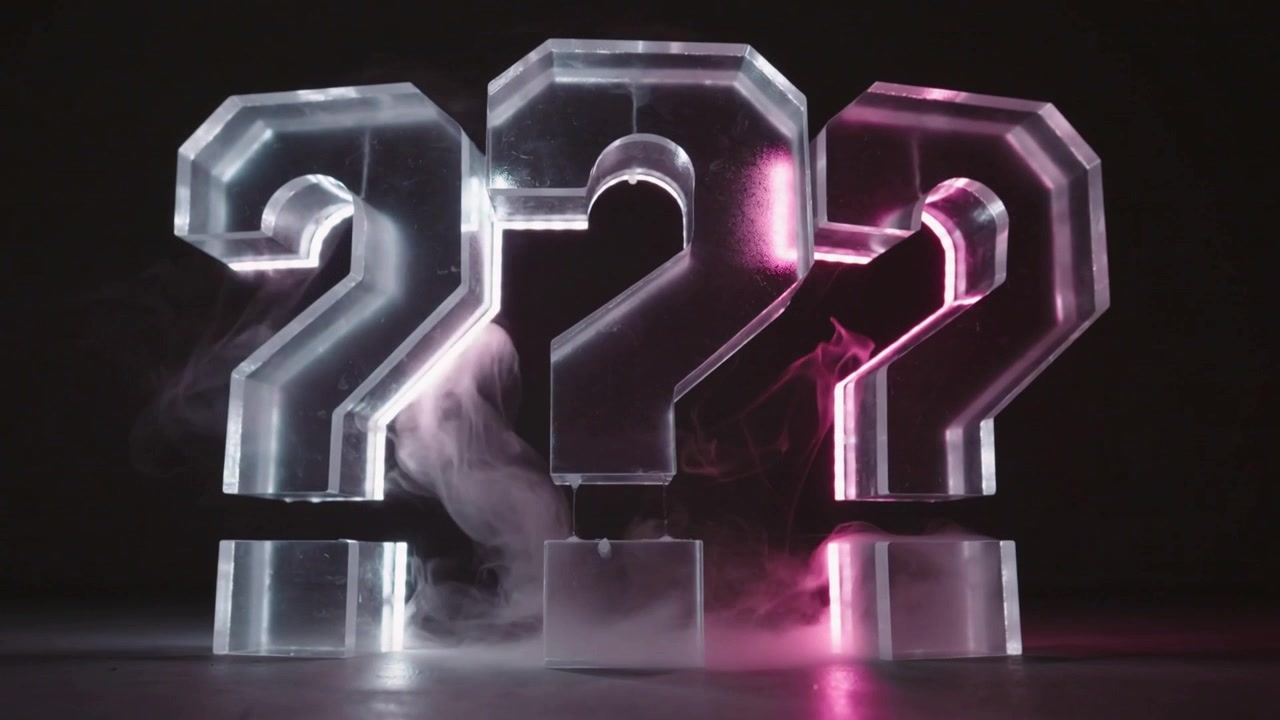 Nebelmaschine stößt Rauch aus, drei klare Fragezeichen fangen zyan-magenta Licht auf dem Boden ein, zur Hervorhebung.