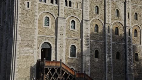 cerca de la entrada de la torre blanca en la torre del castillo medieval de londres, reino unido