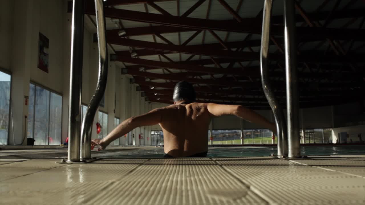 mujer nadadora en la piscina
