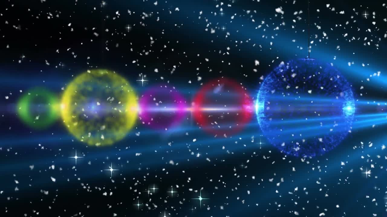 검은 바탕에 내리는 눈 위에 크리스마스 트리 장식의 애니메이션