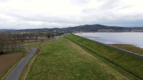 Künstlicher-Stausee-In-Polen,-Luftaufnahme-Der-Landschaft