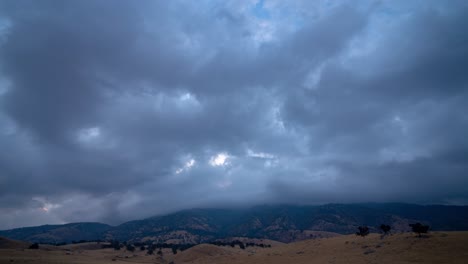 Nubes-De-Tormenta-Sobre-El-Lapso-De-Tiempo-De-Las-Montañas