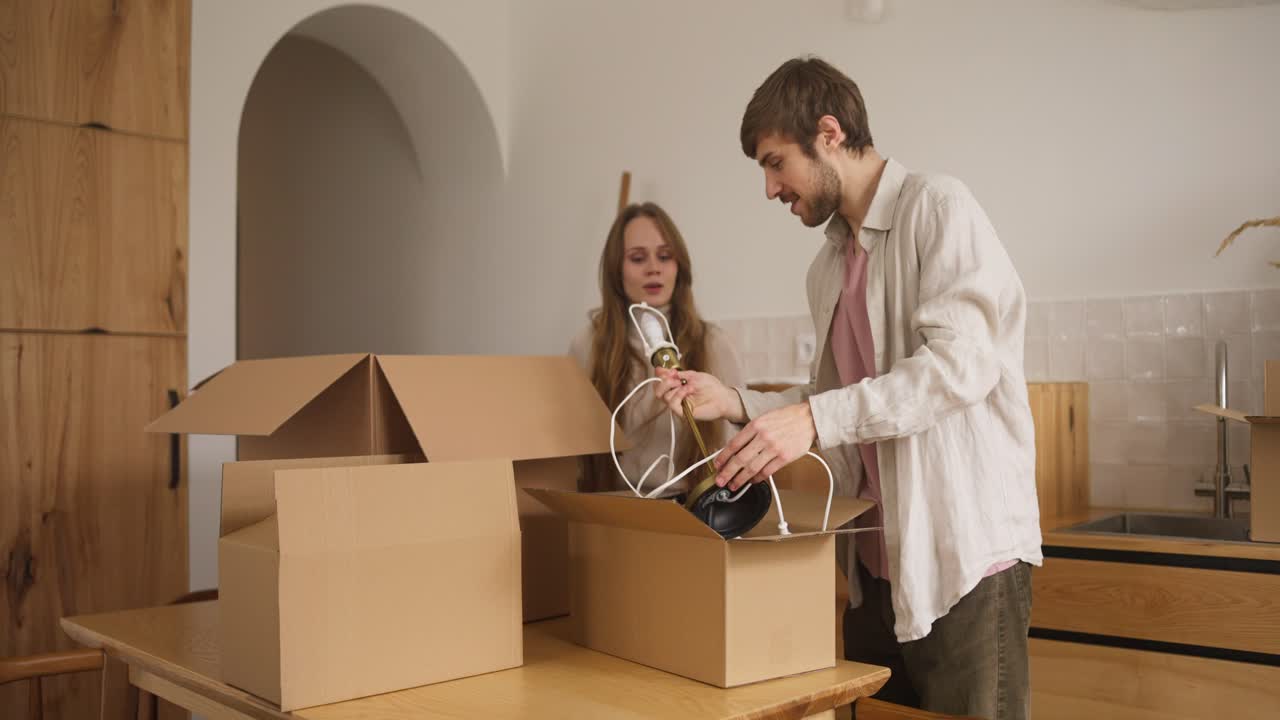 pareja mudándose y desempaquetando