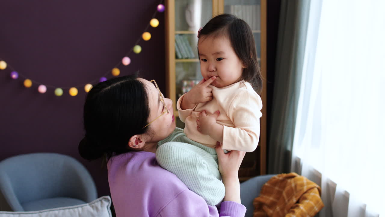 아기 를 안고 있는 아시아인 어머니