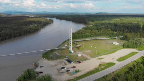 video de drones de 4k del puente del oleoducto alyeska sobre los ríos tanana y delta cerca del gran delta, ak durante el verano