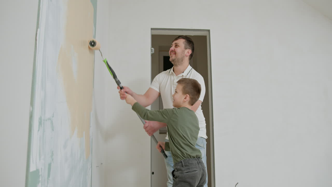 padre e hijo pintando una pared