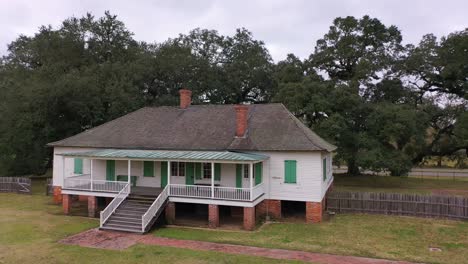 old plantation home hear baton rouge, louisiana