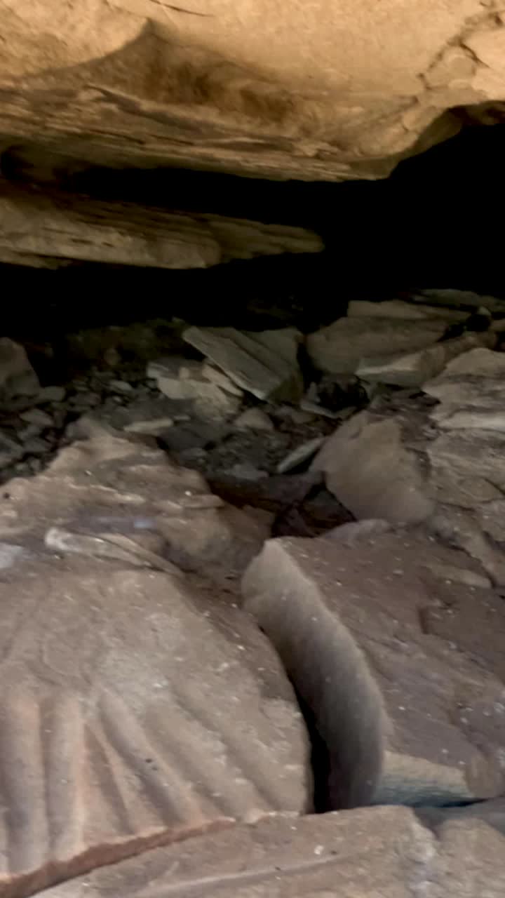 piedras cayendo de un acantilado con el tiempo