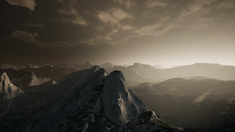 Cielo-Dramático-Sobre-Pasos-En-Una-Montaña.