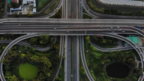 vista de arriba de la autopista, el tráfico vial es una infraestructura importante