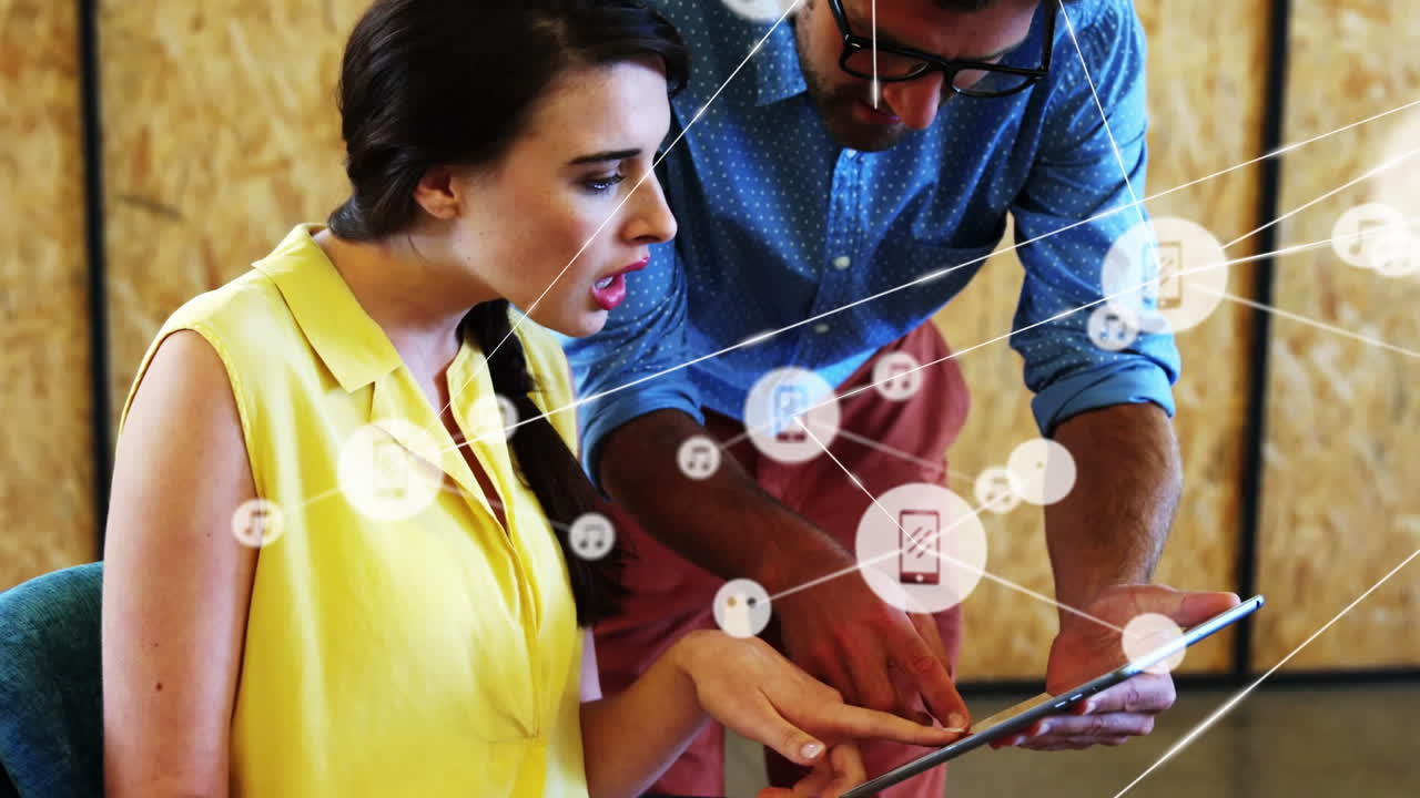 animación de la red de conexiones sobre los empresarios caucásicos en la oficina