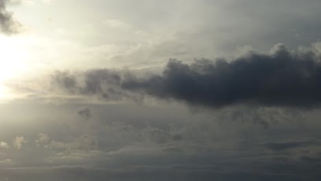 zeitverlauf eines flugzeugs, gefolgt von dunklen stürmischen wolken, während die nacht kommt