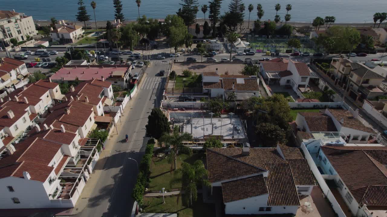 도시는 웅장한 나무로 둘러싸인  ⁇ 비는 도로로  ⁇ 여 있으며, 자동차들은 도시 풍경을 가로지르고 있습니다.