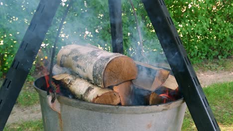 estilo tradicional de cocina antigua quemando leña para una comida