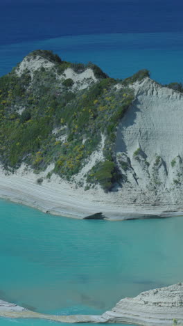 Hermosa-Playa-Y-Costa-En-Corfú-En-Vertical