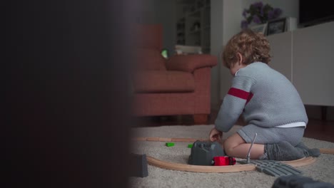 niño pequeño jugando con una pista de juguete