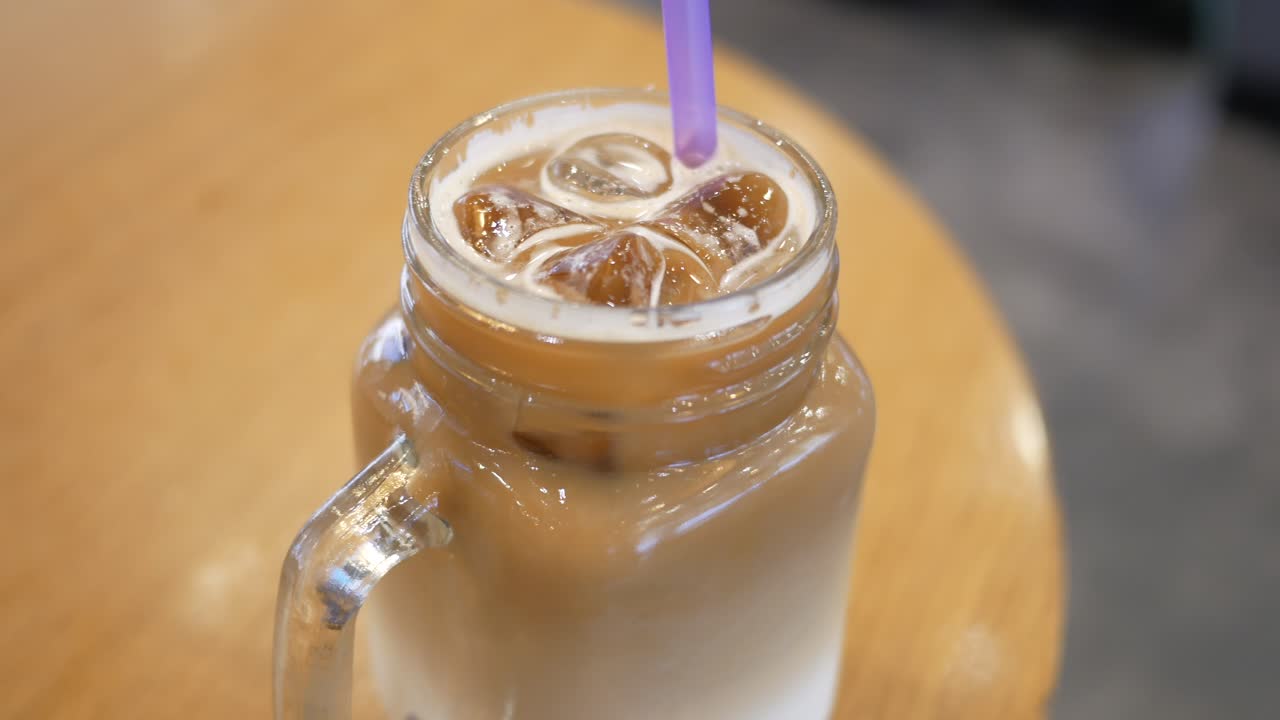 메이슨 항아리에 냉동 라테