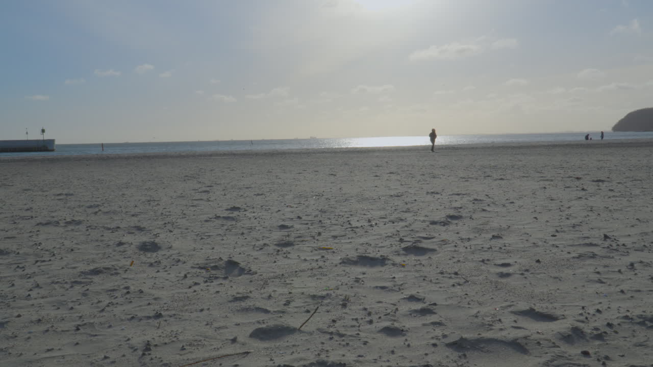 여름 휴가철 관광객들과 함께 모래언덕 해변의 평온함