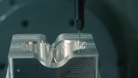 máquina de molde perfora y pulveriza agua sobre el molde como se hace en la planta de fabricación