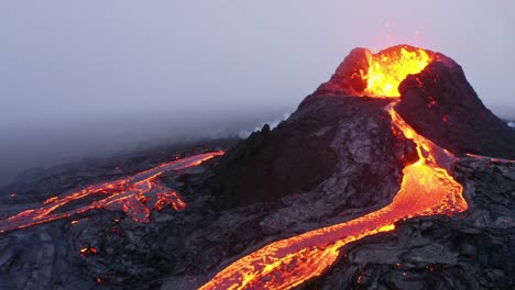 Un-Dron-De-4k-Captura-Tomas-Cinematográficas-Aéreas-únicas-De-Lava-Volcánica,-Comenzando-Desde-Abajo-Y-Moviéndose-Hacia-Arriba-Para-Revelar-La-Boca-Del-Volcán,-Donde-Se-Expulsa-La-Lava.