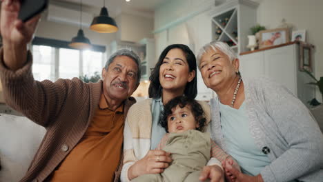 Abuelos,-Mujer-Y-Bebé-En-Selfie