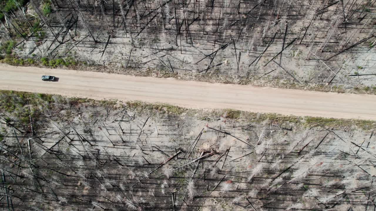 에서 운전하는 트럭 위로 공중 비행