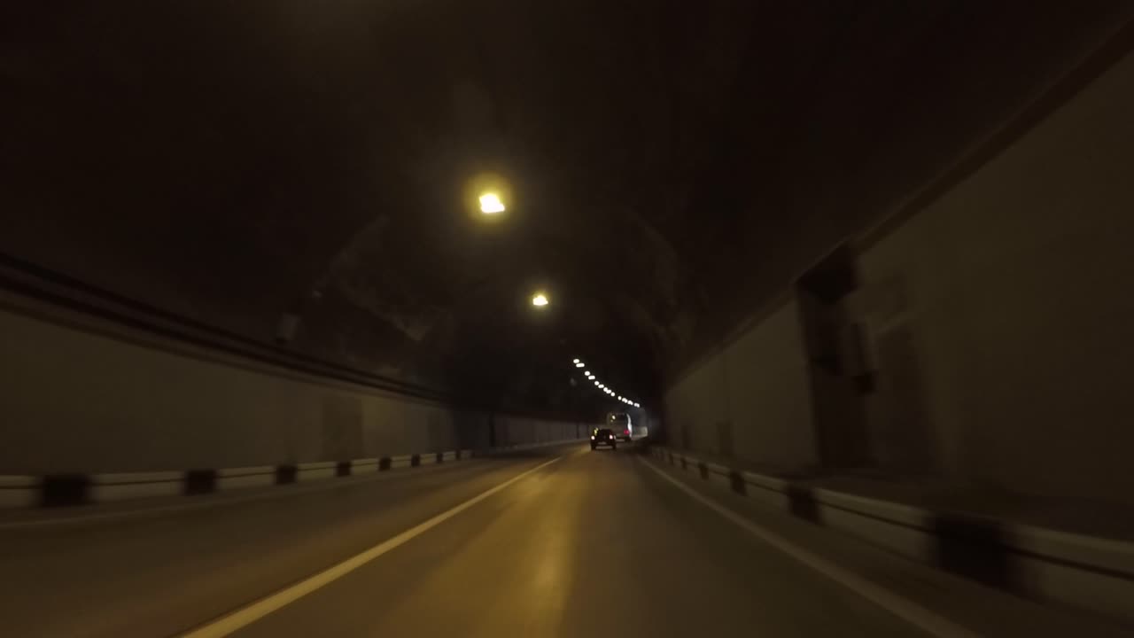 밤에 어두운 터널을 운전하는 것