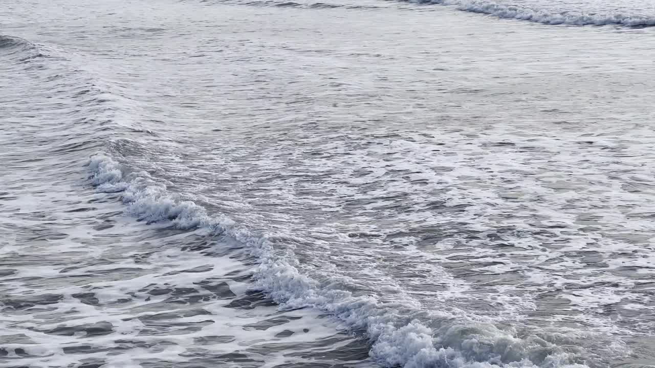 바다 기슭에 따라 이른 겨울 아침 파도