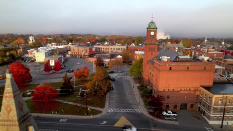 Kirche-Und-Gerichtsgebäude-In-Claremont,-New-Hampshire,-Antenne