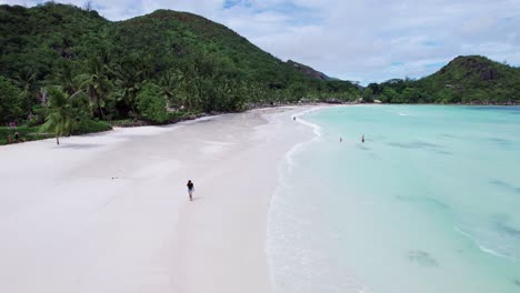 Chica-En-Una-Playa-En-La-Isla-De-Praslin