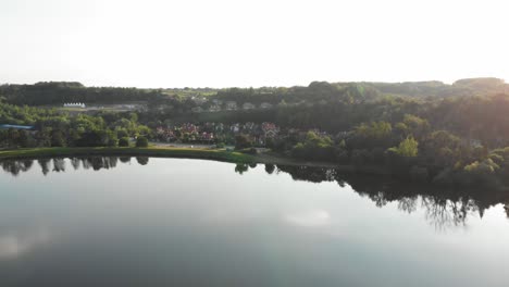 Å-Lago-Apino-En-El-Distrito-De-Pomerania-Fotografiado-Desde-Un-Dron