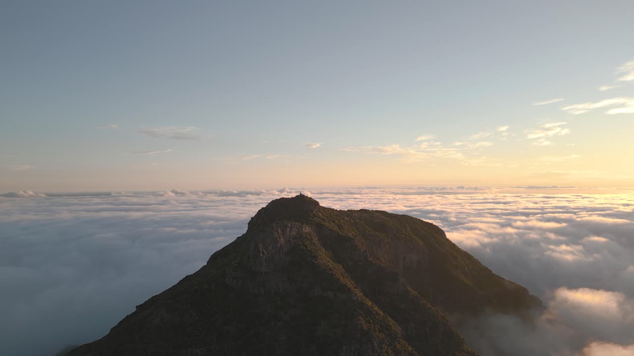Pico Ruivo 4k Inquadratura cinematografica con inversione di nuvole - Ilha da Madeira - Portogallo.