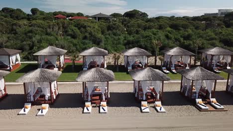 Luxury-beach-bed-houses-on-sandy-beach-in-beautiful-resort-in-aerial