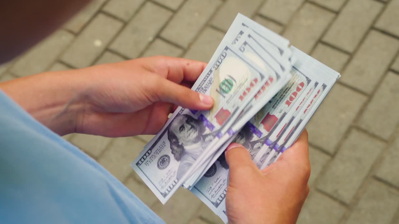 un hombre en la calle está contando dinero 02