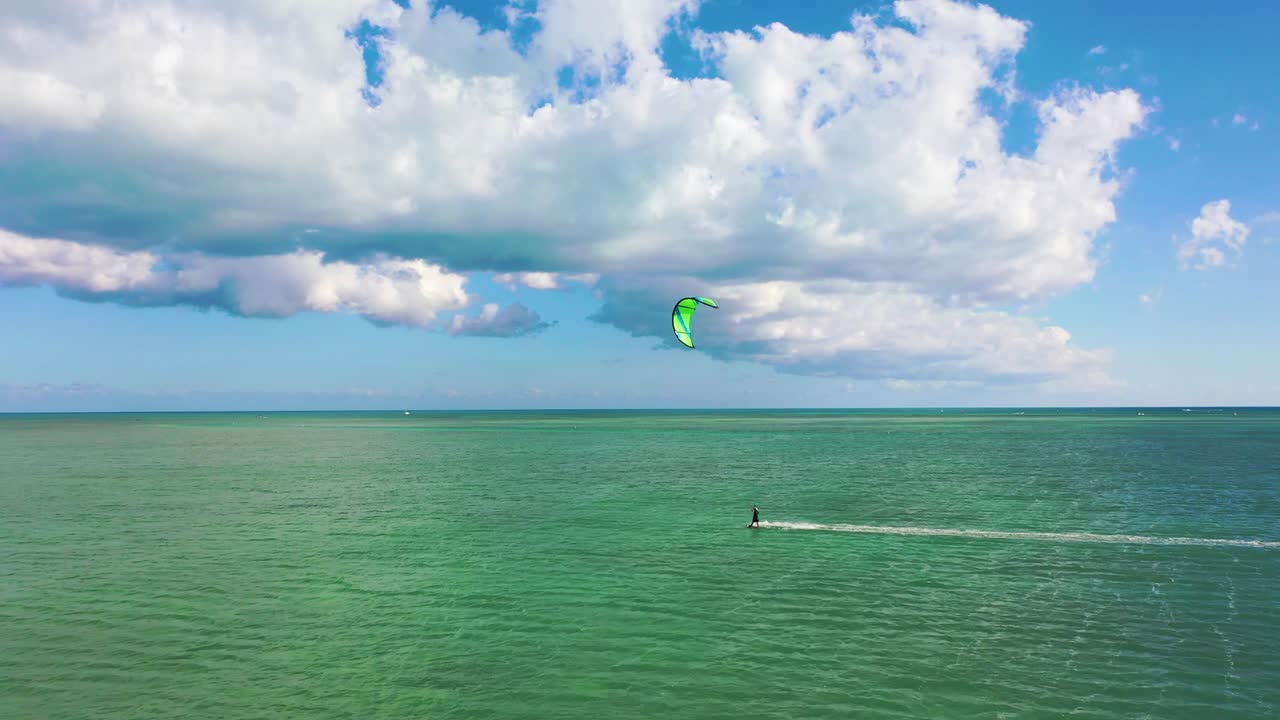 una hermosa toma de acción de un kitesurf en los cayos de florida