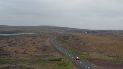 Hochwinkelansicht-Majestätisches-Landschaftspanorama-Der-Isländischen-Landschaft-An-Bewölkten-Tagen-Mit-Autofahrender-Ringstraße.-Draufsicht-Der-Drohne,-Die-Dem-Auto-Folgt,-Das-In-Der-Felsenwüste-Im-Abgelegenen-Vulkanischen-Island-Fährt