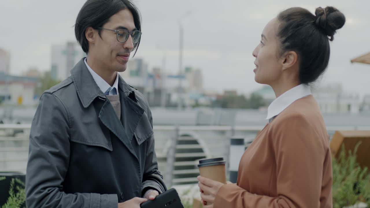 야외에서 비즈니스 대화