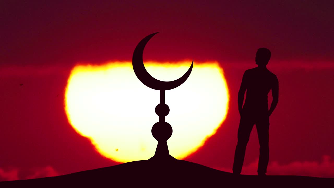 el hombre está cerca del símbolo del islam contra el fondo de la puesta de sol.