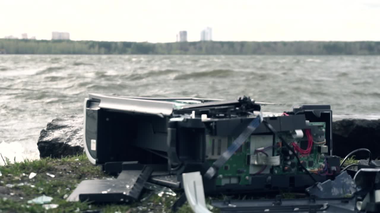 강변에 부러진 프린터